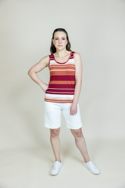 Capital sexo mostra uma travesti deliciosa mostrando seus peites no vestiario da academia - Regata Listrada Telha